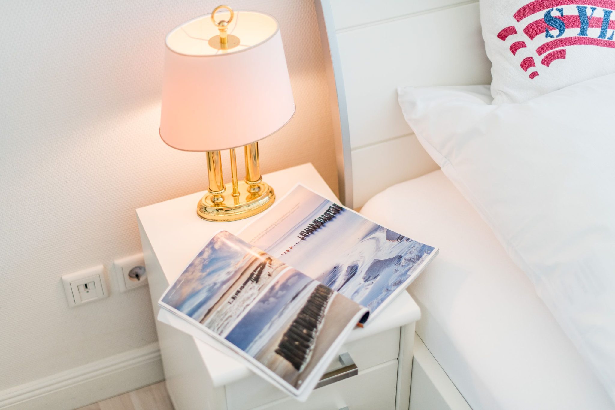 Schlafzimmer mit Nachttisch in Ferienhaus auf Sylt