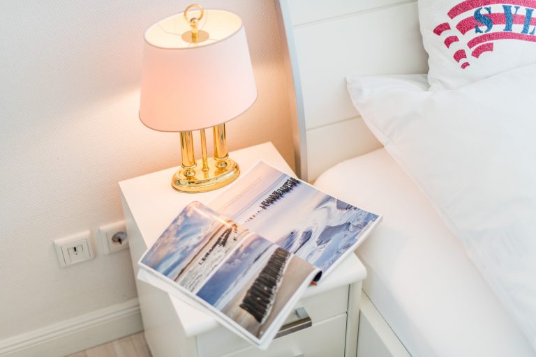 Schlafzimmer mit Nachttisch in Ferienhaus auf Sylt