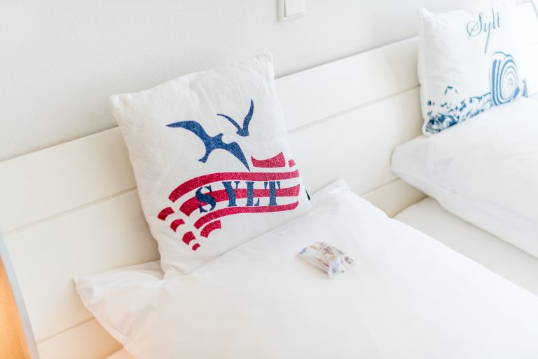 Doppelbett in Schlafzimmer in Ferienhaus auf Sylt