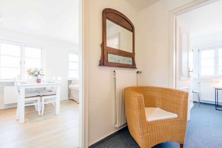 Sessel und Spiegel in Ferienhaus auf Sylt