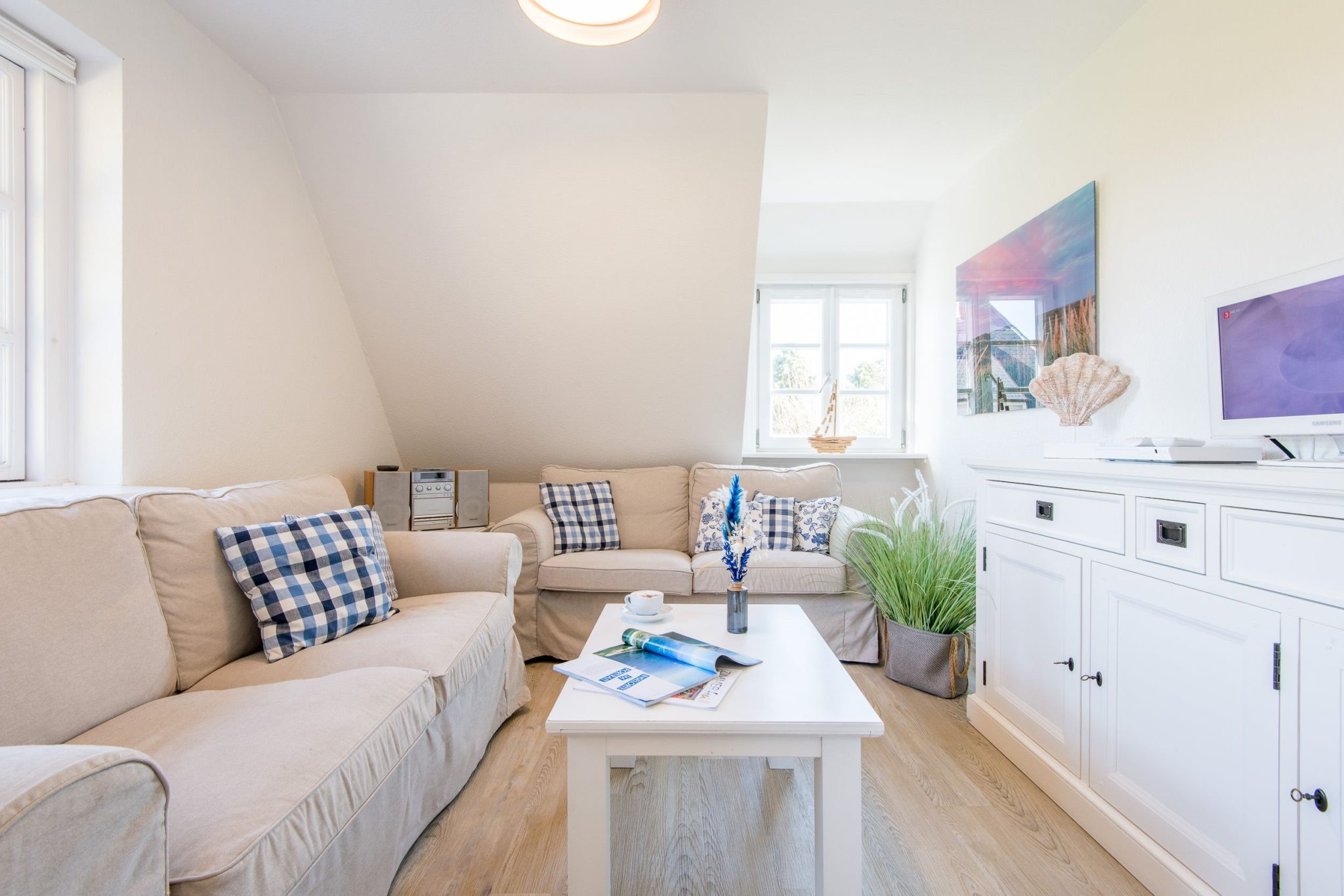 Sofa und Fernseher in Ferienhaus auf Sylt