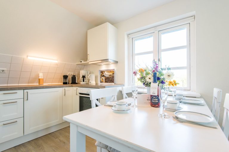offene Küche und Esstisch in Ferienhaus auf Sylt