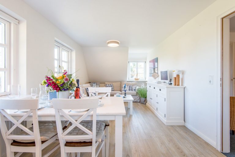 Sofa und Esstisch in Ferienhaus auf Sylt