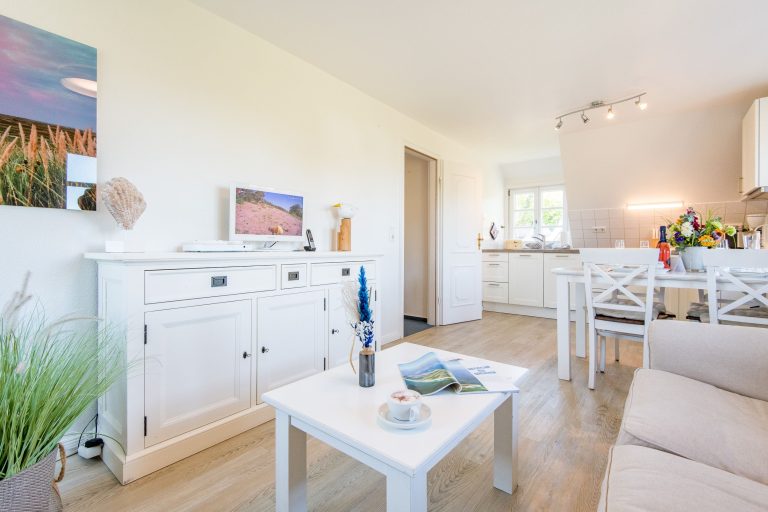 offene Küche und Esstisch in Ferienhaus auf Sylt