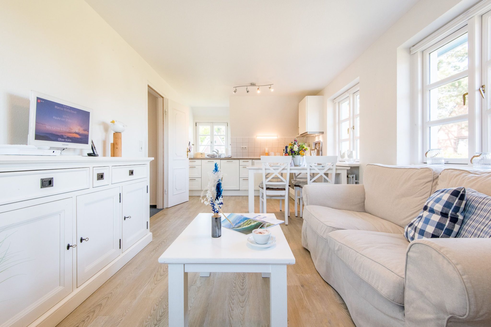 Sofa und offene Küche in Ferienhaus auf Sylt