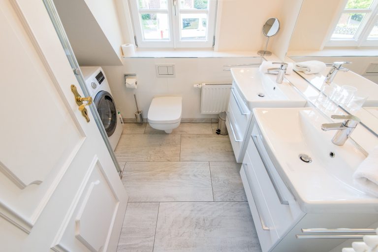 Badezimmer mit Waschmaschine in Ferienhaus auf Sylt