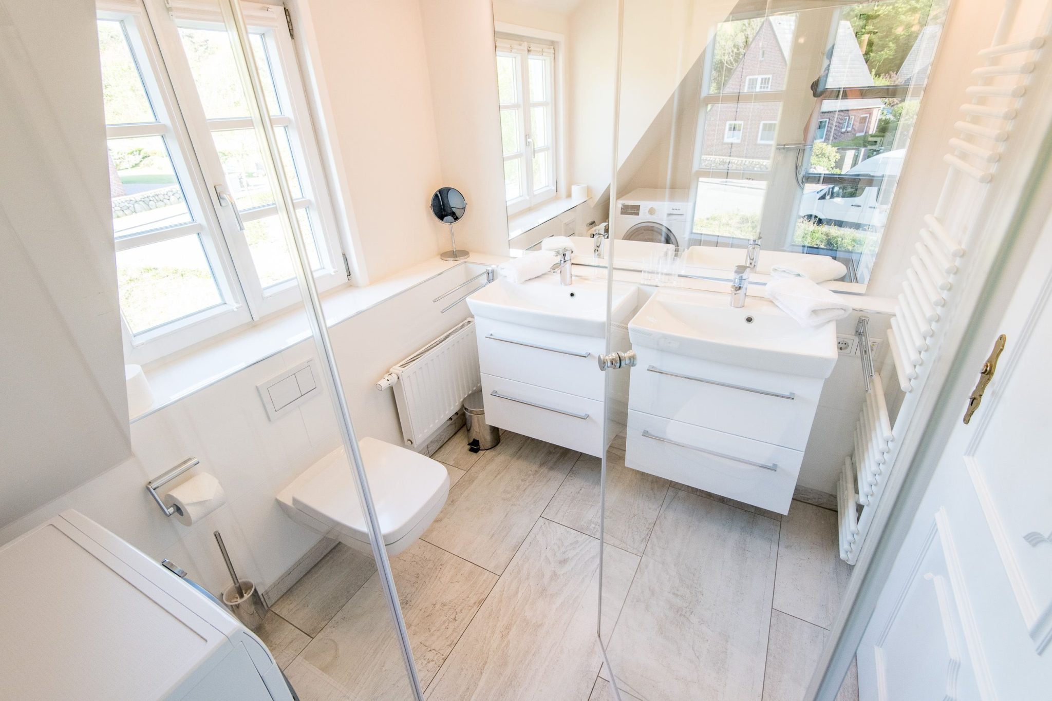 Badezimmer mit Spiegel in Ferienhaus auf Sylt