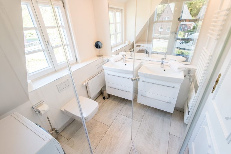 Badezimmer mit Spiegel in Ferienhaus auf Sylt