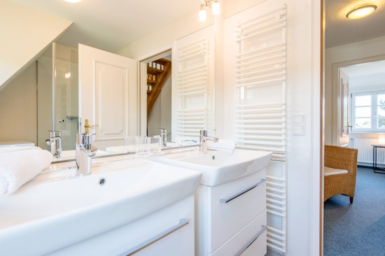 Badezimmer mit Spiegel in Ferienhaus auf Sylt