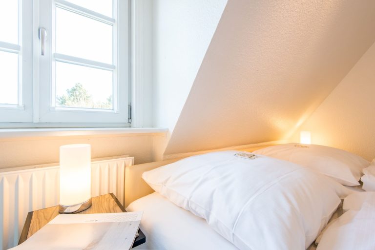 Schlafzimmer mit Doppelbett in Ferienhaus auf Sylt