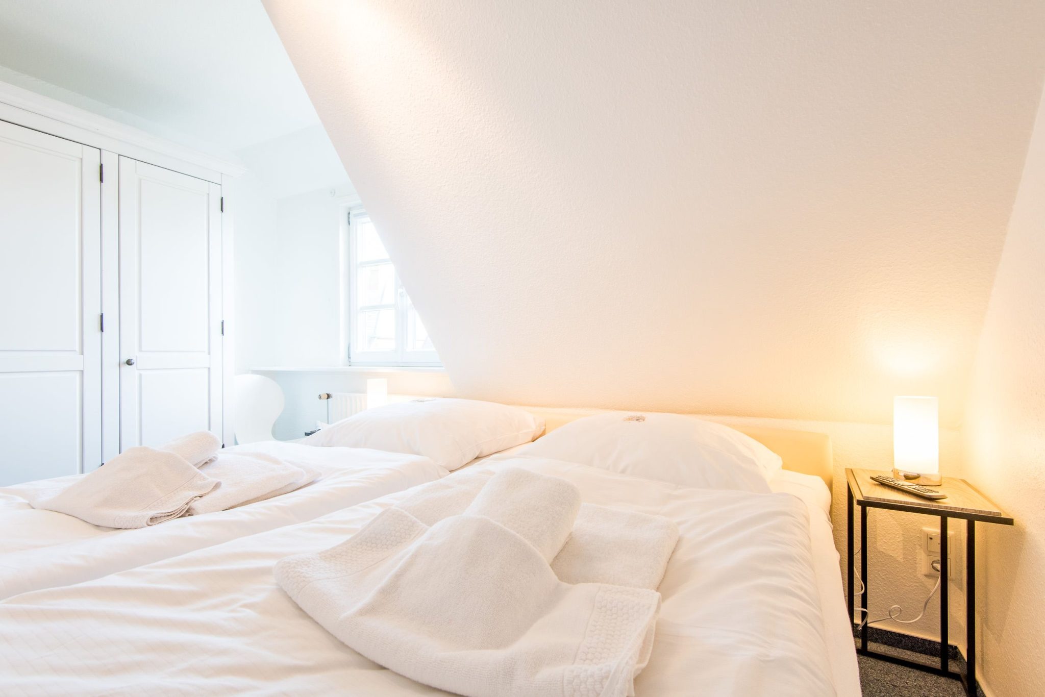 Schlafzimmer mit Doppelbett und Kleiderschrank in Ferienhaus auf Sylt