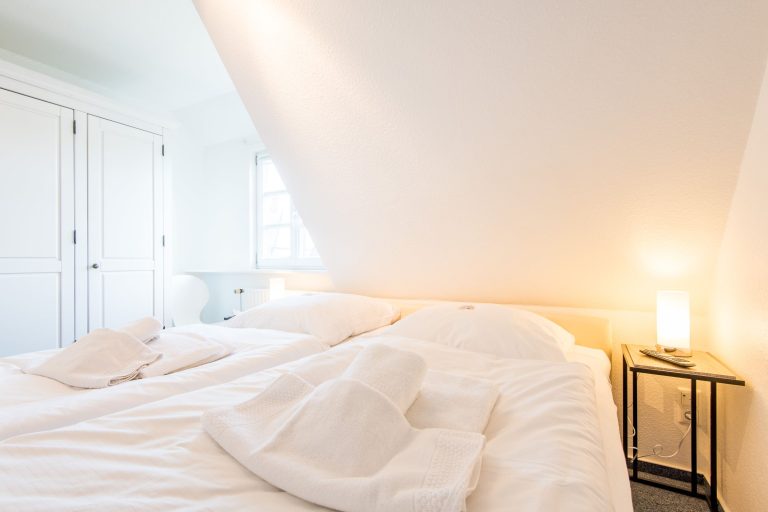 Schlafzimmer mit Doppelbett und Kleiderschrank in Ferienhaus auf Sylt