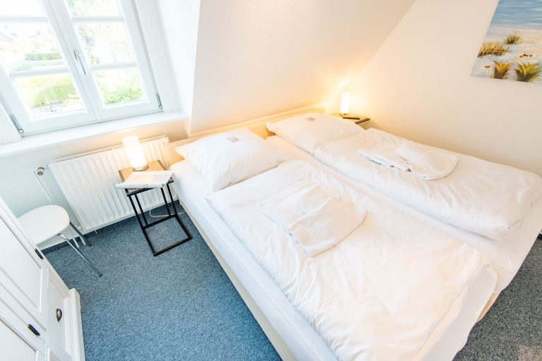 Schlafzimmer mit Doppelbett in Ferienhaus auf Sylt