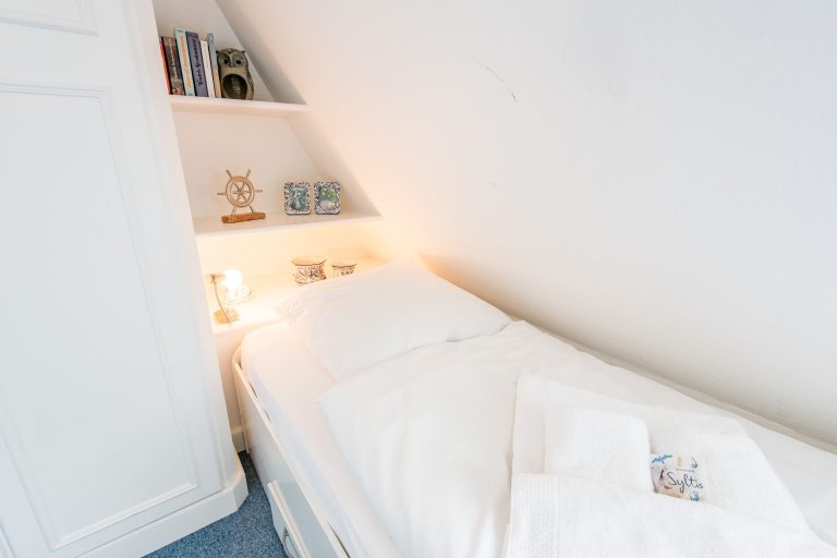 Schlafzimmer mit Einzelbett in Ferienhaus auf Sylt
