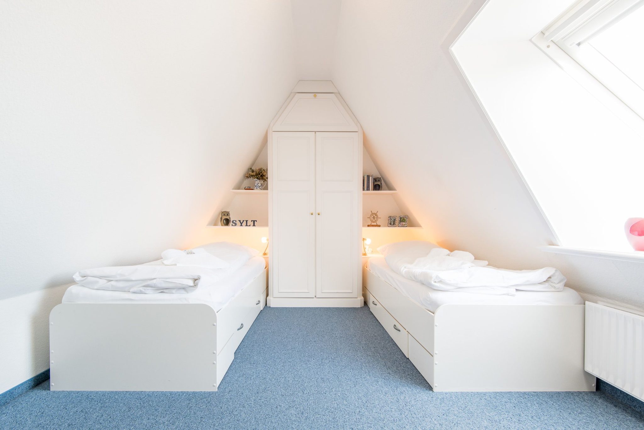 Schlafzimmer mit zwei Einzelbetten in Ferienhaus auf Sylt