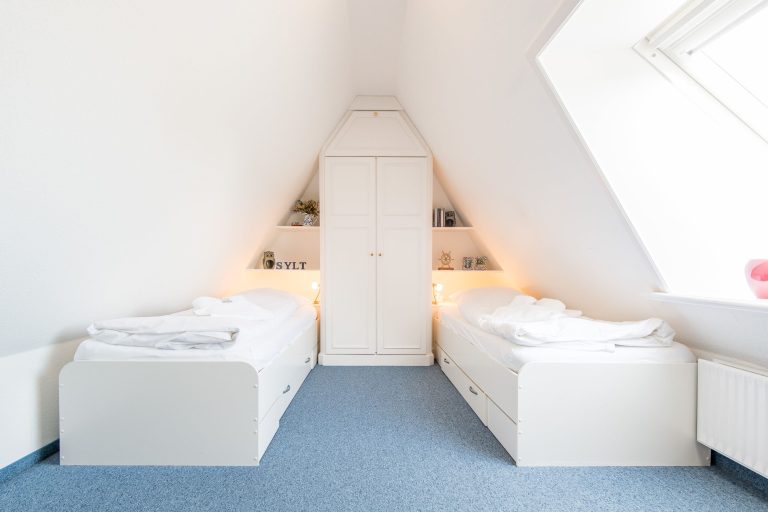 Schlafzimmer mit zwei Einzelbetten in Ferienhaus auf Sylt