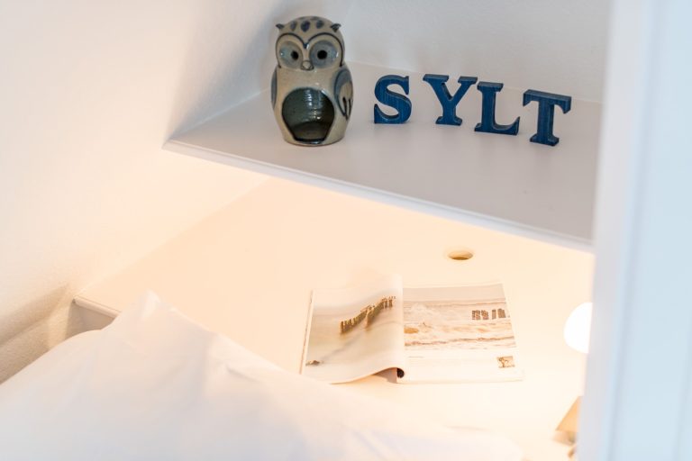 Schlafzimmer mit Regalen in Ferienhaus auf Sylt