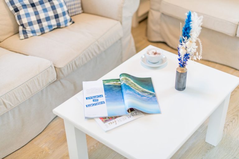 Sofa und Wohnzimmertisch in Ferienhaus auf Sylt