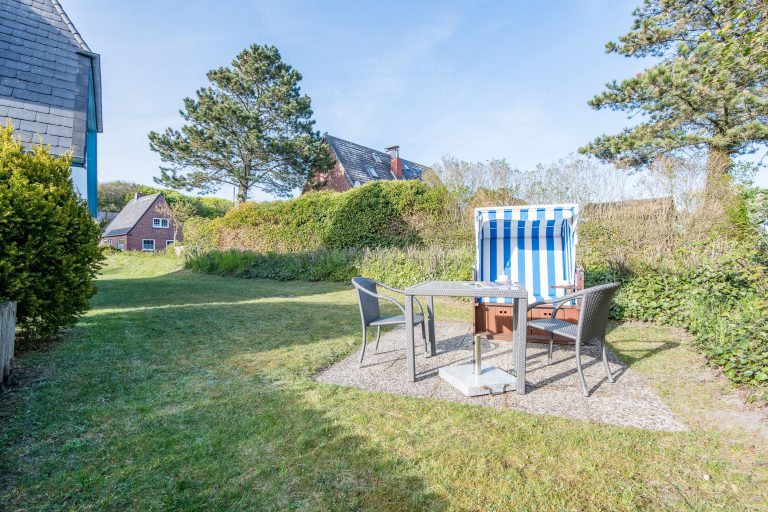 Garten mit Strandkorb in Ferienhaus auf Sylt