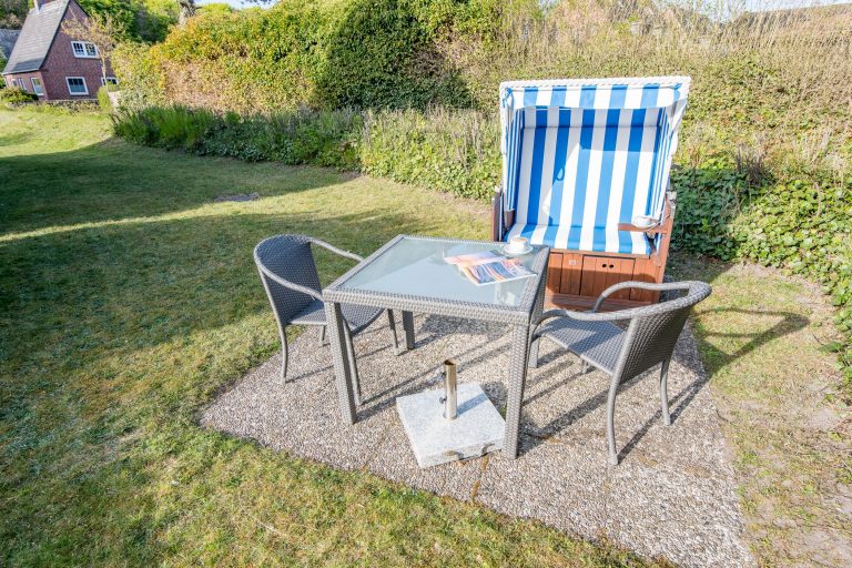 Strandkorb in Garten in Ferienhaus auf Sylt