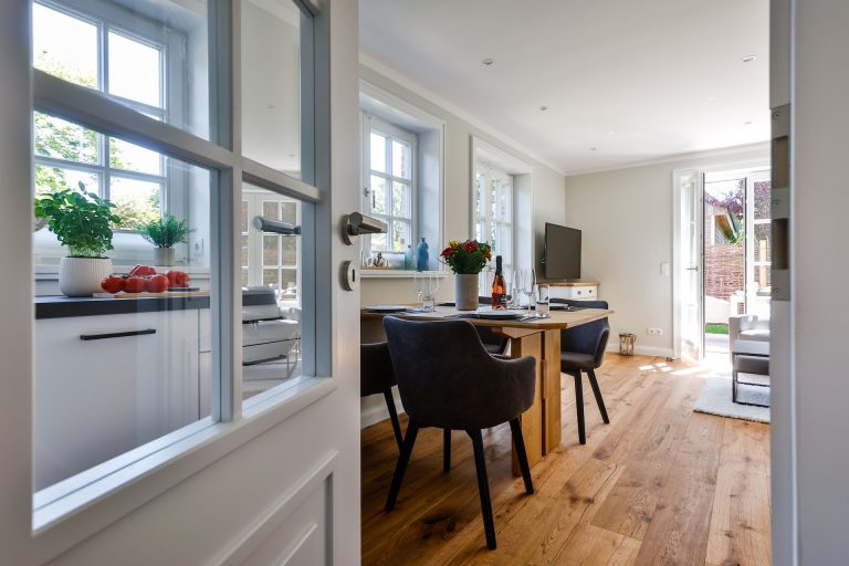 Esstisch und Fernseher in Ferienhaus auf Sylt