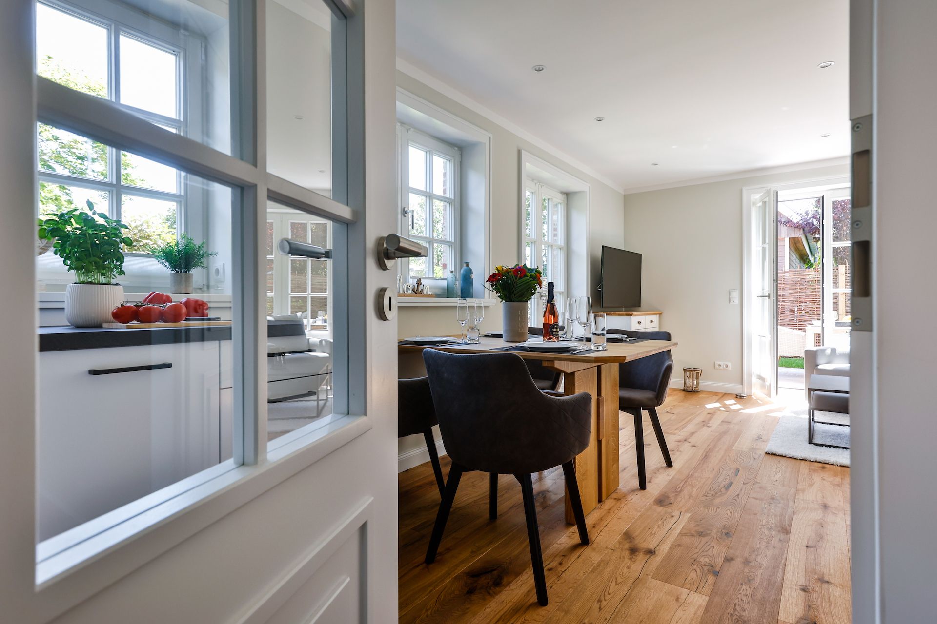 Esstisch und Fernseher in Ferienhaus auf Sylt