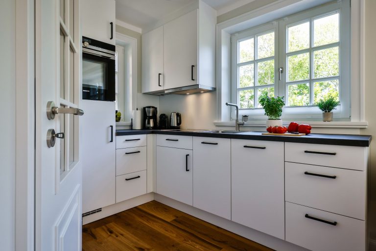 offene Küche und Ofen in Ferienhaus auf Sylt