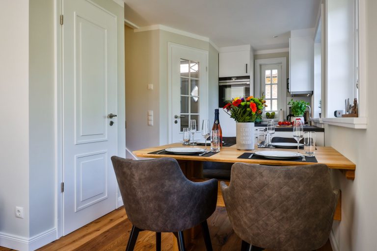 Esstisch und offene Küche in Ferienhaus auf Sylt