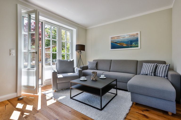 Wohnzimmer mit Sofa in Ferienhaus auf Sylt