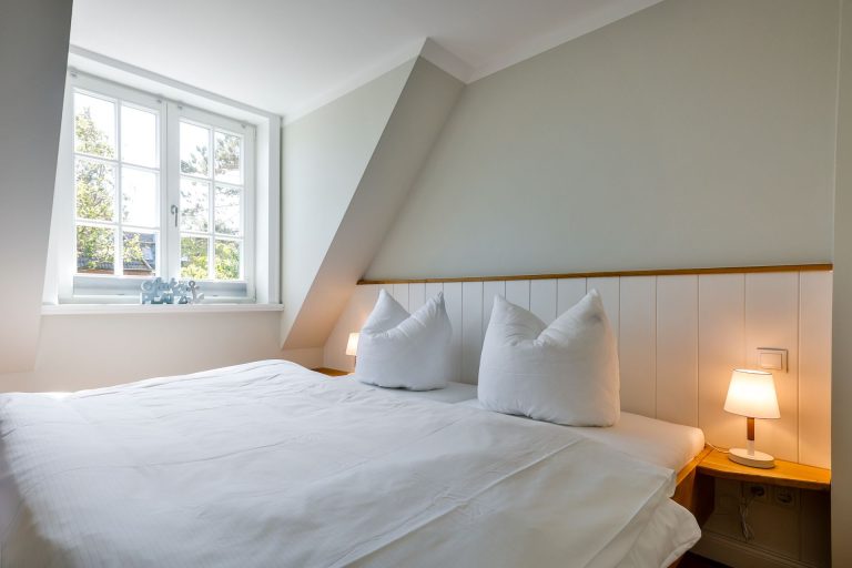 Schlafzimmer mit Doppelbett in Ferienhaus auf Sylt