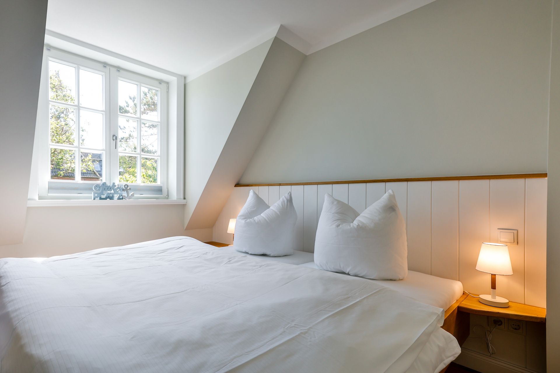 Schlafzimmer mit Doppelbett in Ferienhaus auf Sylt