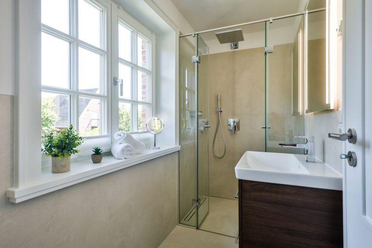 Badezimmer mit Dusche in Ferienhaus auf Sylt