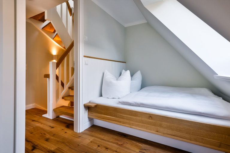 Schlafzimmer mit Doppelbett in Ferienhaus auf Sylt