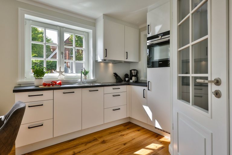 offene Küche mit Ofen in Ferienhaus auf Sylt