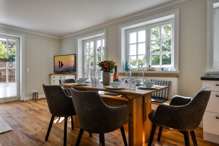 Esstisch und Fernseher in Ferienhaus auf Sylt