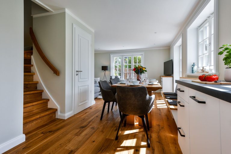 Esszimmer mit Fernseher in Ferienhaus auf Sylt