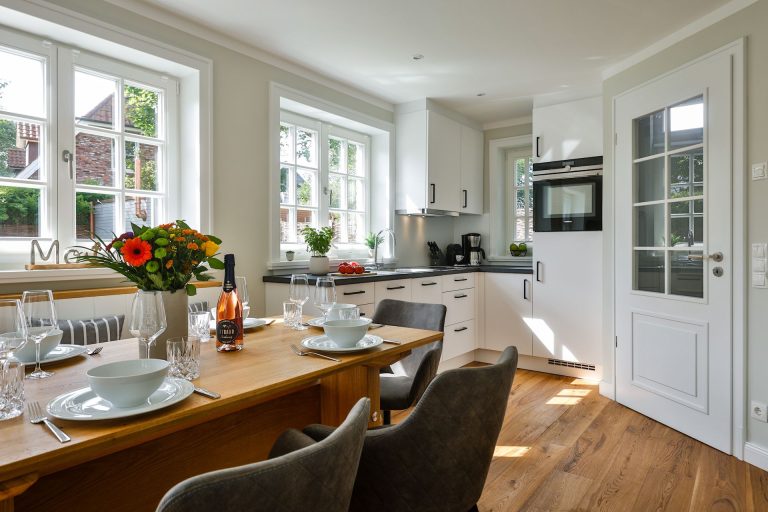 offene Küche mit Esstisch in Ferienhaus auf Sylt