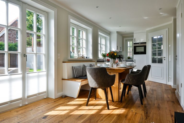 offene Küche und Esszimmer in Ferienhaus auf Sylt