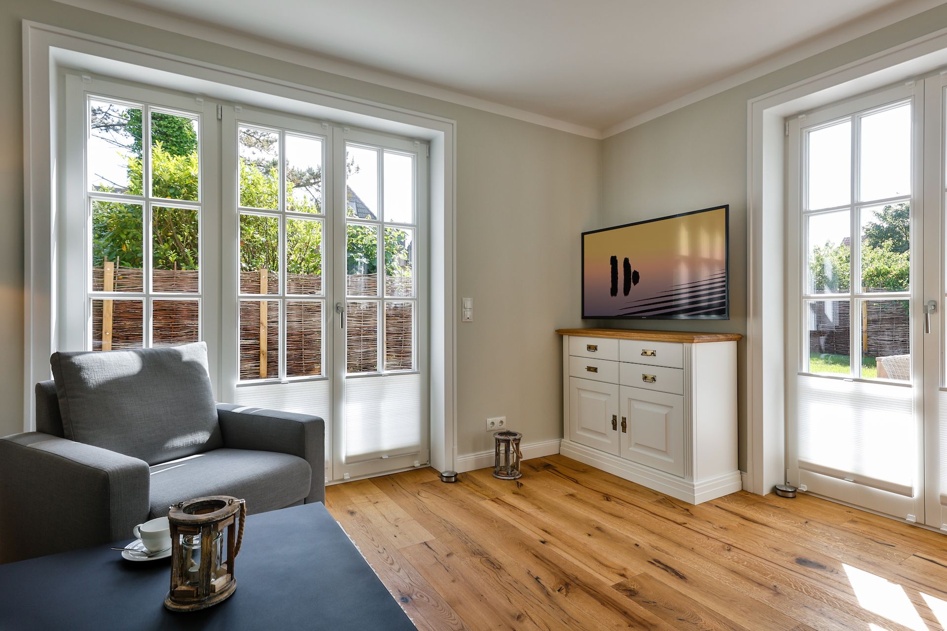Wohnzimmer mit Fernseher in Ferienhaus auf Sylt