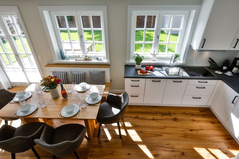 Küche und Esstisch in Ferienhaus auf Sylt