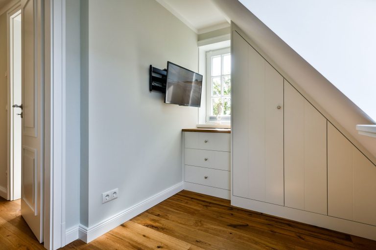 Fernseher mit Kleiderschrank in Ferienhaus auf Sylt