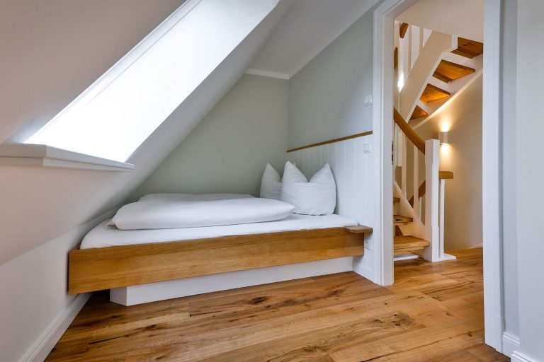 Schlafzimmer mit Doppelbett in Ferienhaus auf Sylt