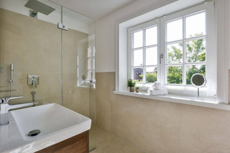 Badezimmer mit Dusche in Ferienhaus auf Sylt
