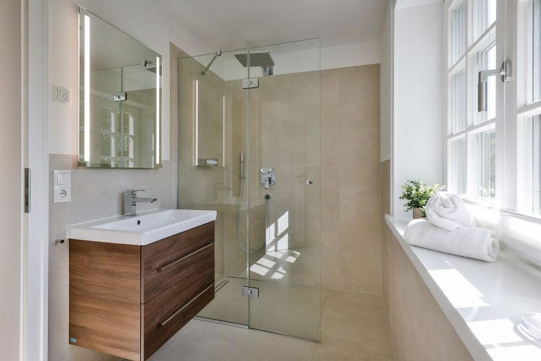 Badezimmer mit Dusche in Ferienhaus auf Sylt