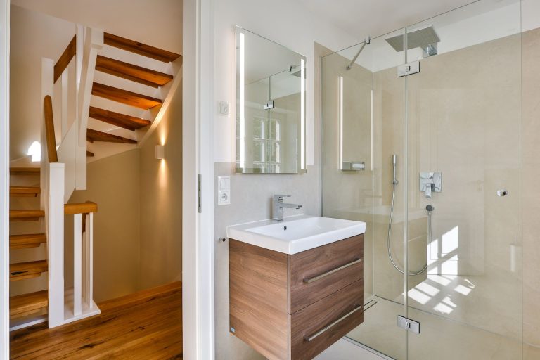 Badezimmer mit Dusche in Ferienhaus auf Sylt