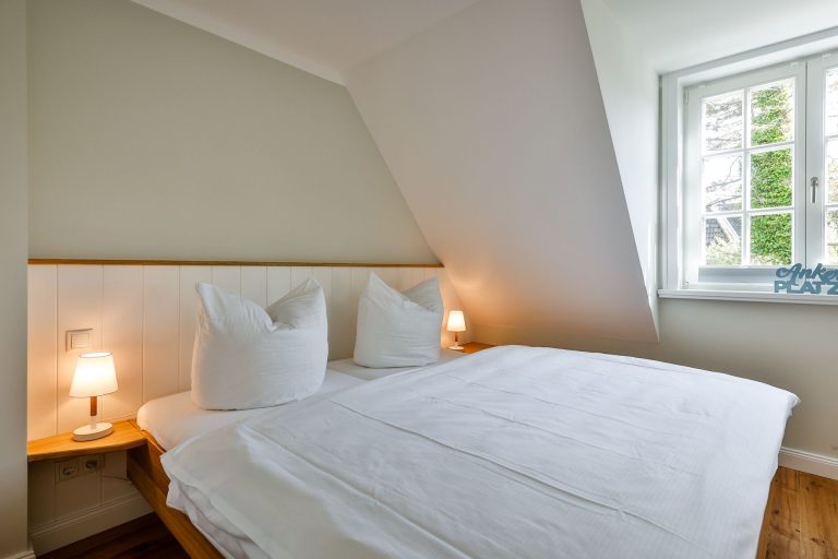 Schlafzimmer mit Doppelbett in Ferienhaus auf Sylt