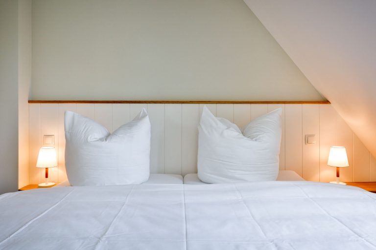 Schlafzimmer mit Doppelbett in Ferienhaus auf Sylt