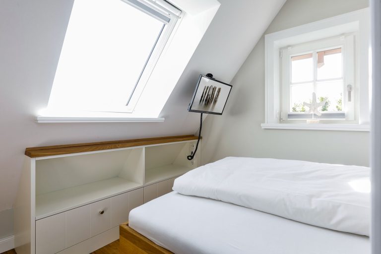 Doppelbett und Fernseher in Ferienhaus auf Sylt