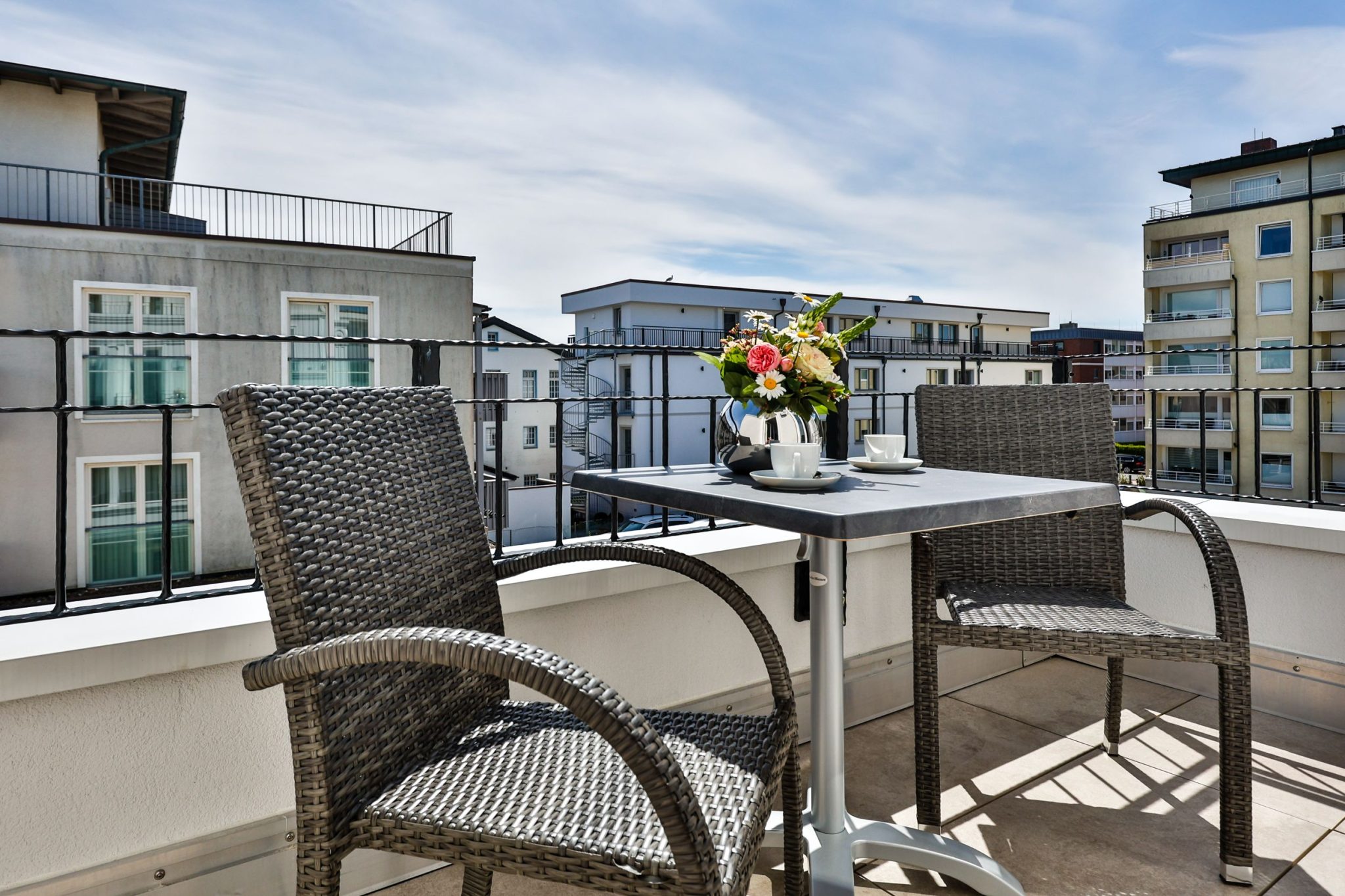 Balkon mit Stühlen in Ferienwohnung auf Sylt