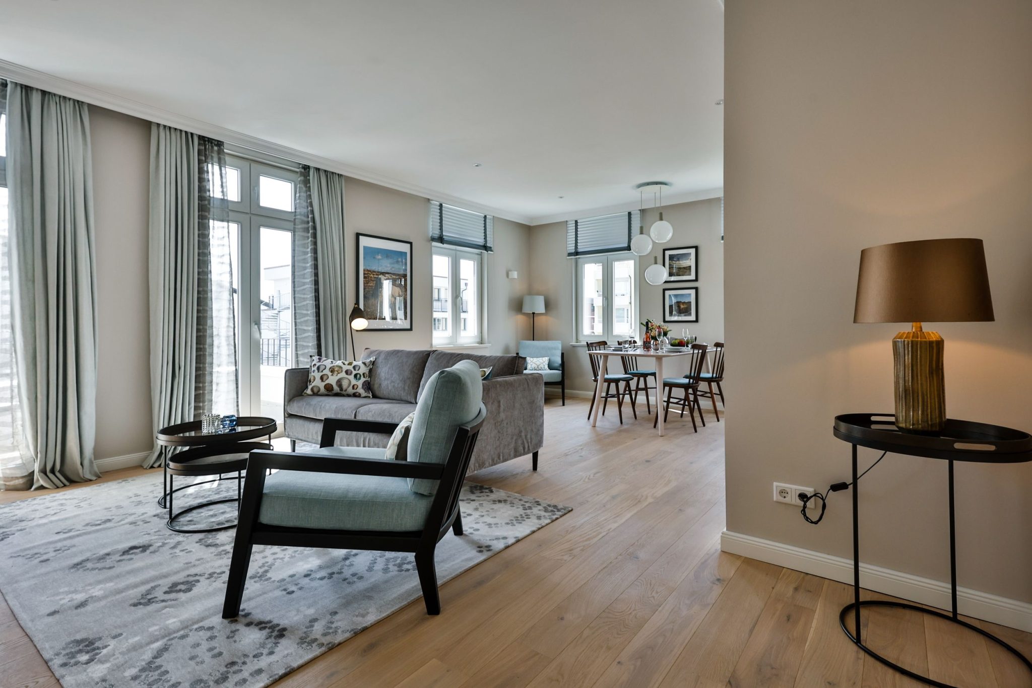 Wohnzimmer mit Essbereich und Sofa in Ferienwohnung auf Sylt